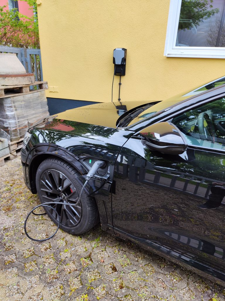 Elektrotechniker bei der Wartung einer Sicherung – EES Technik Großhadern